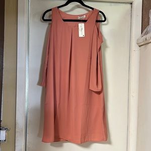 NWT SZ L Cute casual cold shoulder dress.